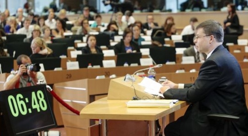 Dombrovskis EK viceprezidenta amatā: Dialogs ir produktīvāk kā dedzināt automašīnas