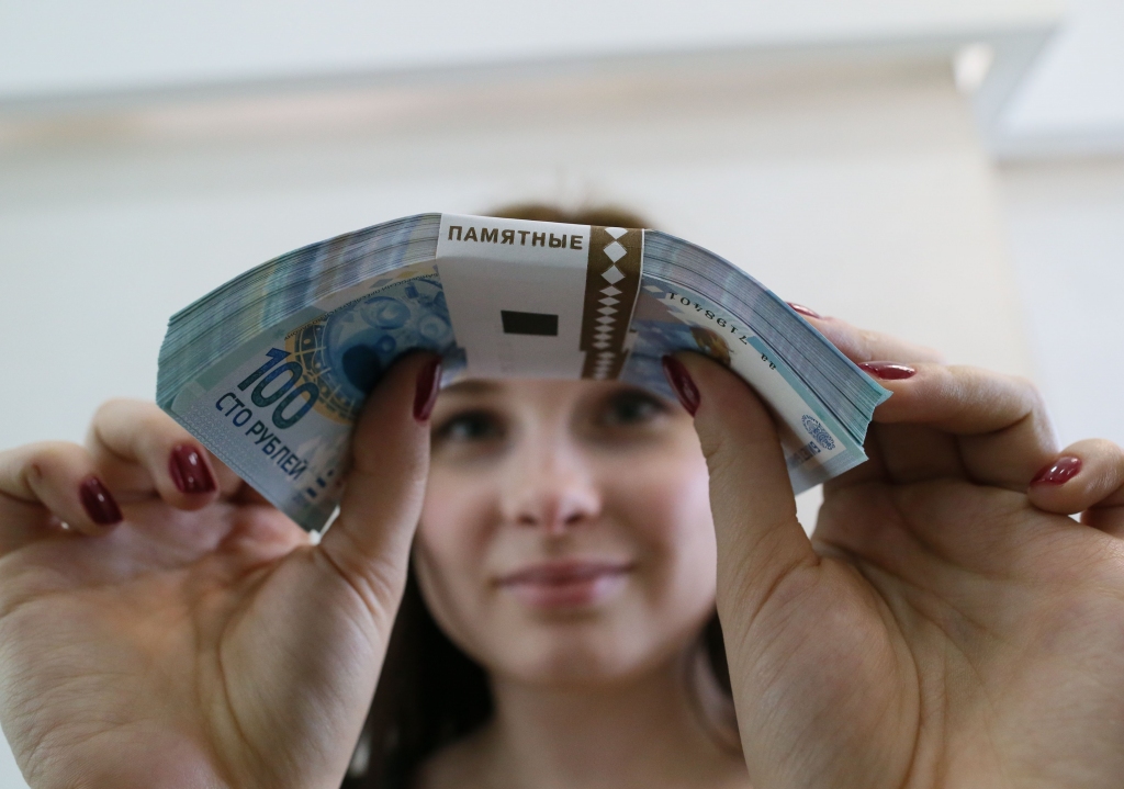 Rubļa vērtība pret dolāru pirmo reizi pārsniedz 41 rubļa atzīmi