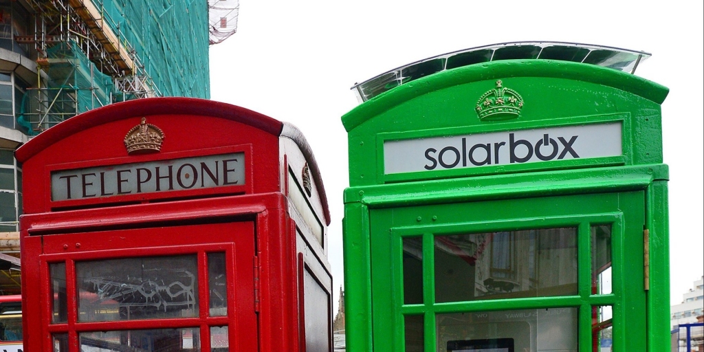 FOTO: Londonas telefonbūdas pārtop par viedtālruņu uzlādes vietām