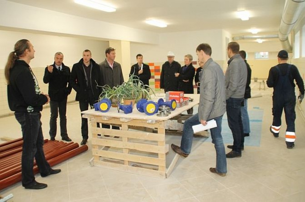 Bauskā turpinās cīņa ar skolas būvniekiem: siltumu vēl tikai sola