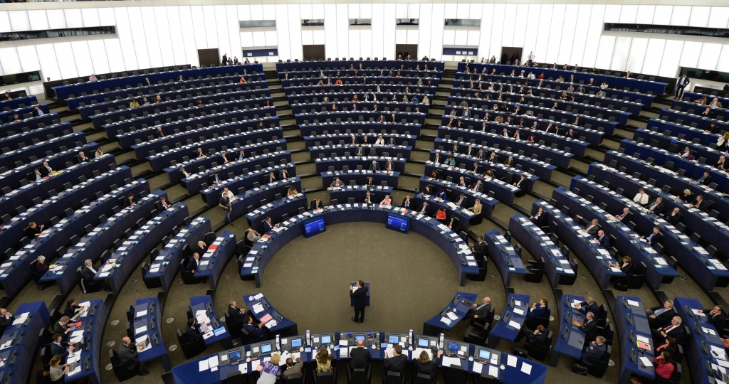 EP apstiprina jauno EK komandu; Dombrovskis tiek pie komisāra krēsla