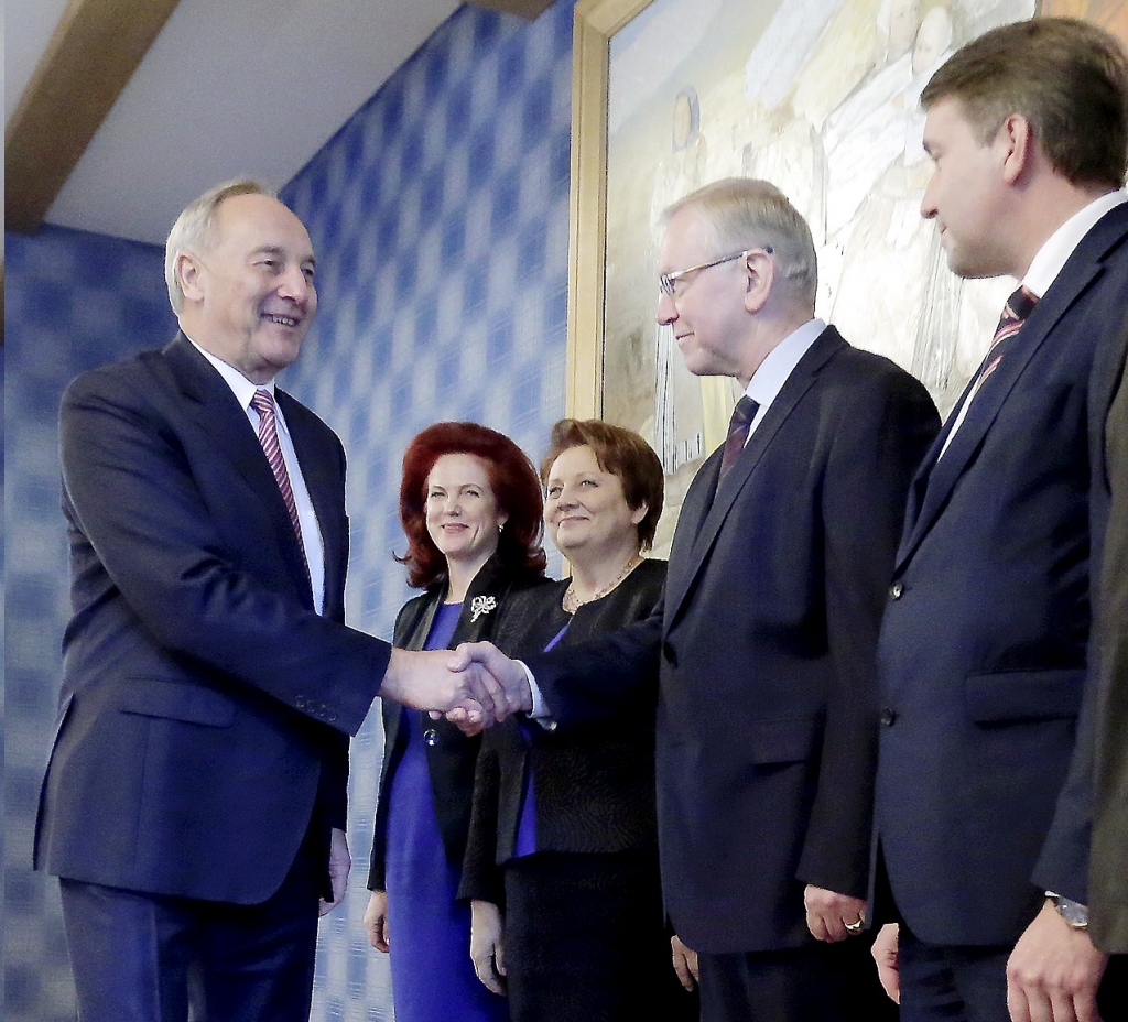 Brīdina partnerus par citu valdību