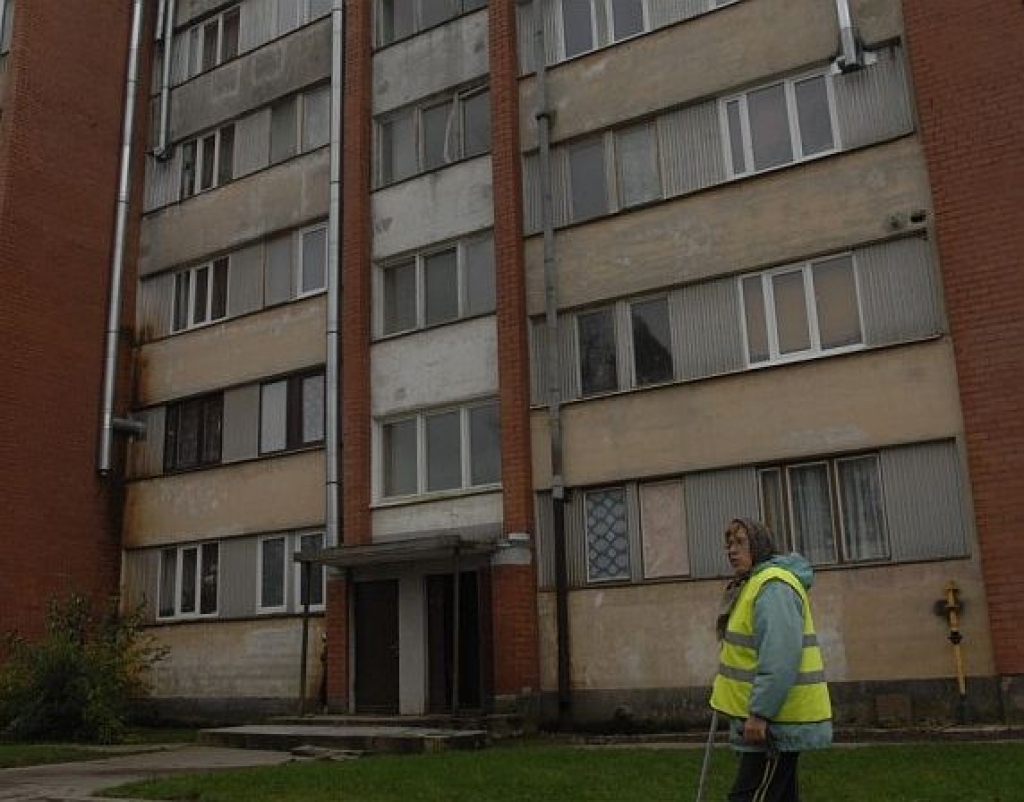 Daudzdzīvokļu mājas iemītniece: baidos, ka man kāds ķieģelis var uzkrist uz galvas