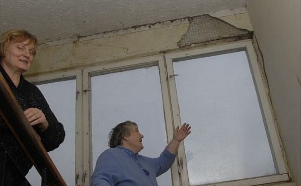 Avārijas stāvoklī esošas daudzstāvu mājas iemītniece: Ķieģelis var uzkrist uz galvas