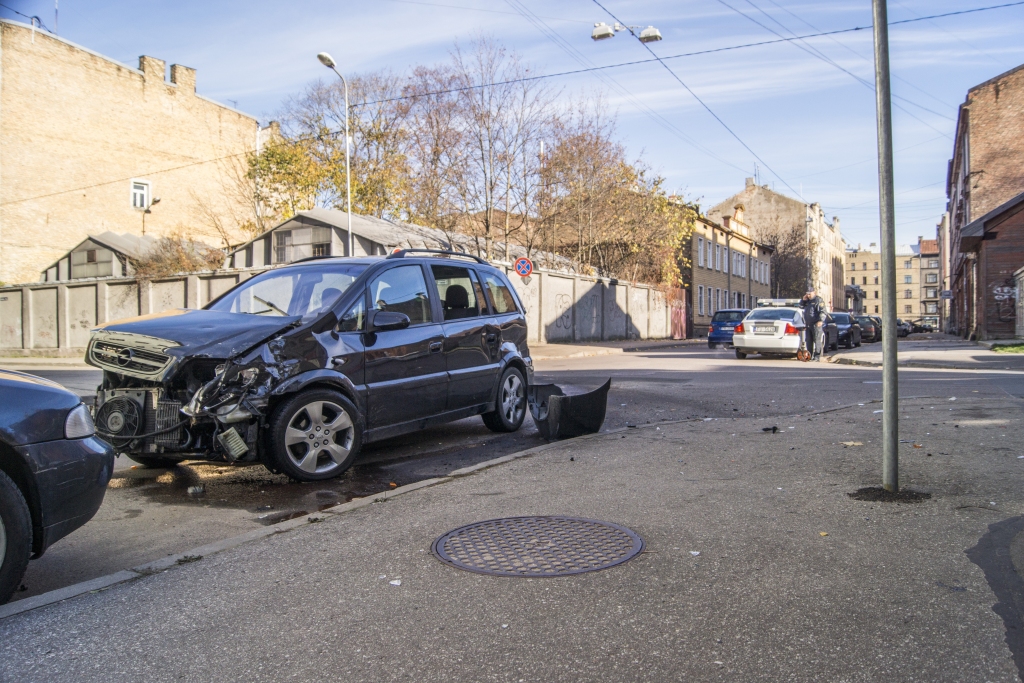 Aculiecinieka FOTO: Pamatīga auto sadursme Grīziņkalnā