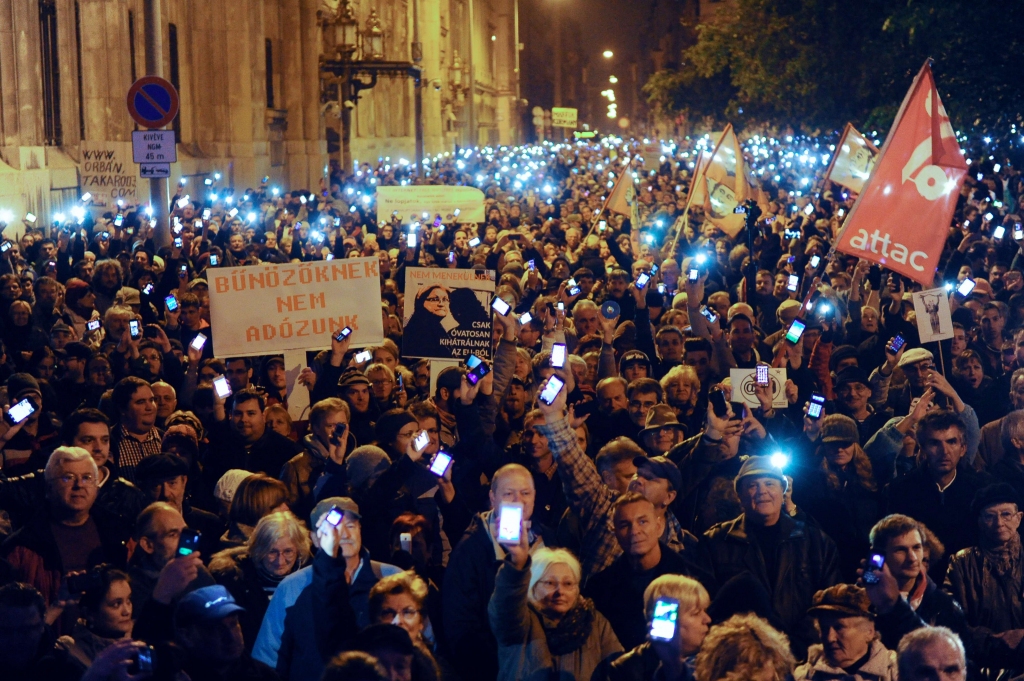 FOTO: Ungāri protestē pret plānoto interneta nodokli budžeta aizlāpīšanai