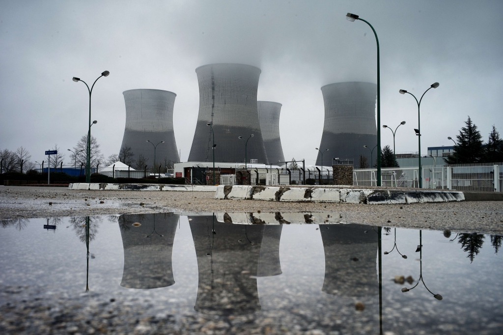 Septiņas Francijas atomelektrostacijas pārlidojuši aizdomīgi bezpilota lidaparāti