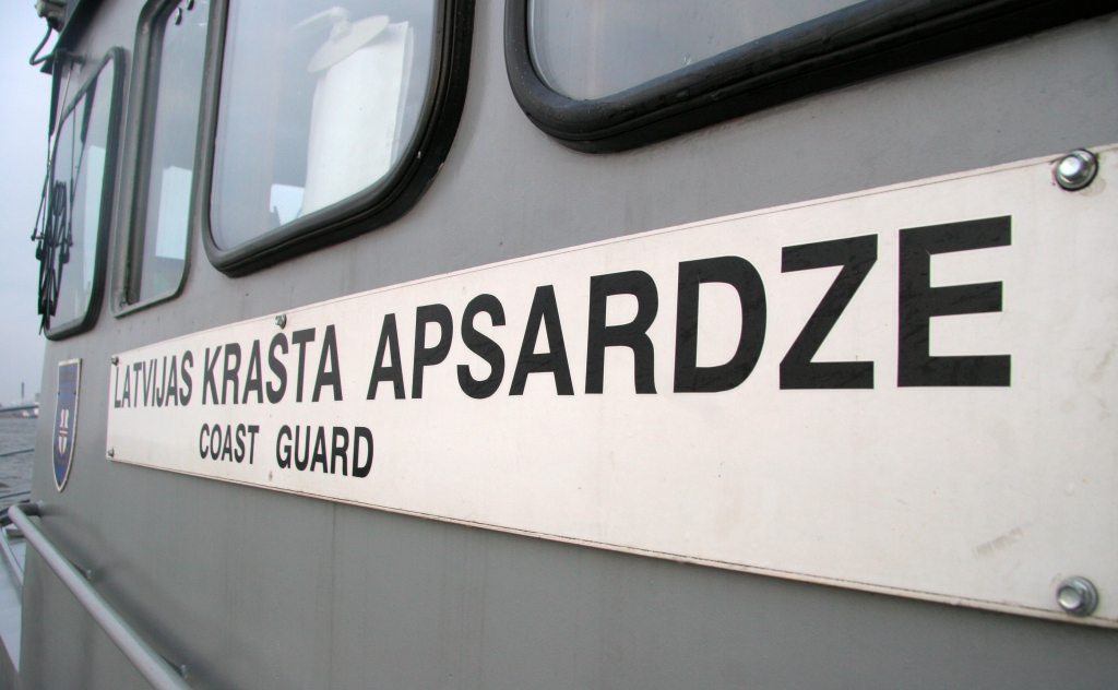 Bruņotie spēki no prāmja Isabelle evakuē sievieti, kurai sākušās dzemdības