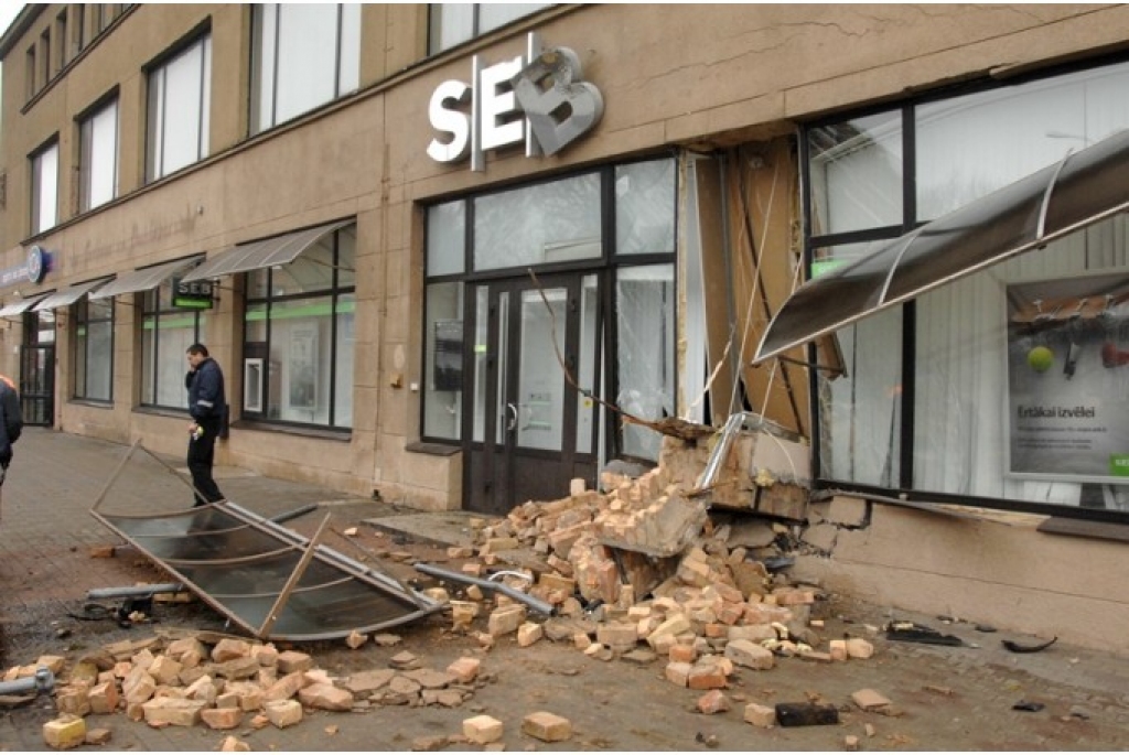 FOTO: BMW ietriecas bankā; cieš vīrietis un trīs nepilngadīgas meitenes