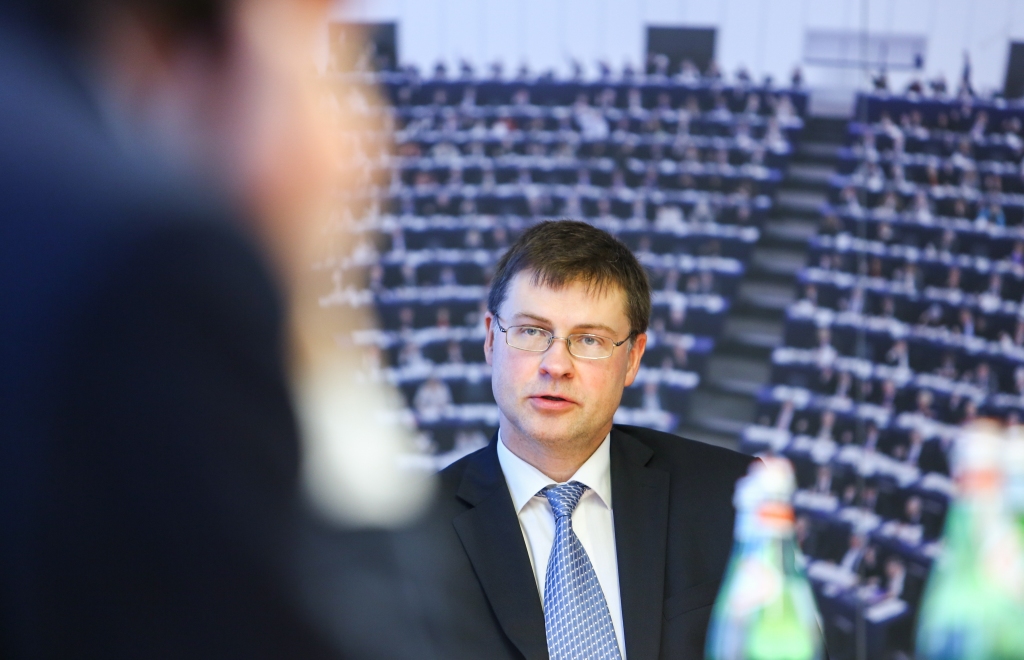 Dombrovska birojā trīs padomnieki būs latvieši