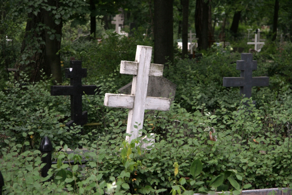 Liepājā apgānīti kapi - mēģināts aizdedzināt krustus