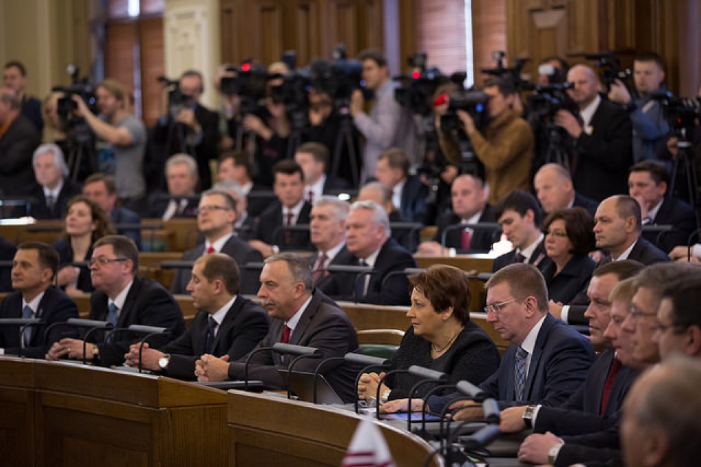 papildināts (17:06) - Dažiem deputātiem misējas solījuma došana; apstiprinātas visu deputātu pilnvaras
