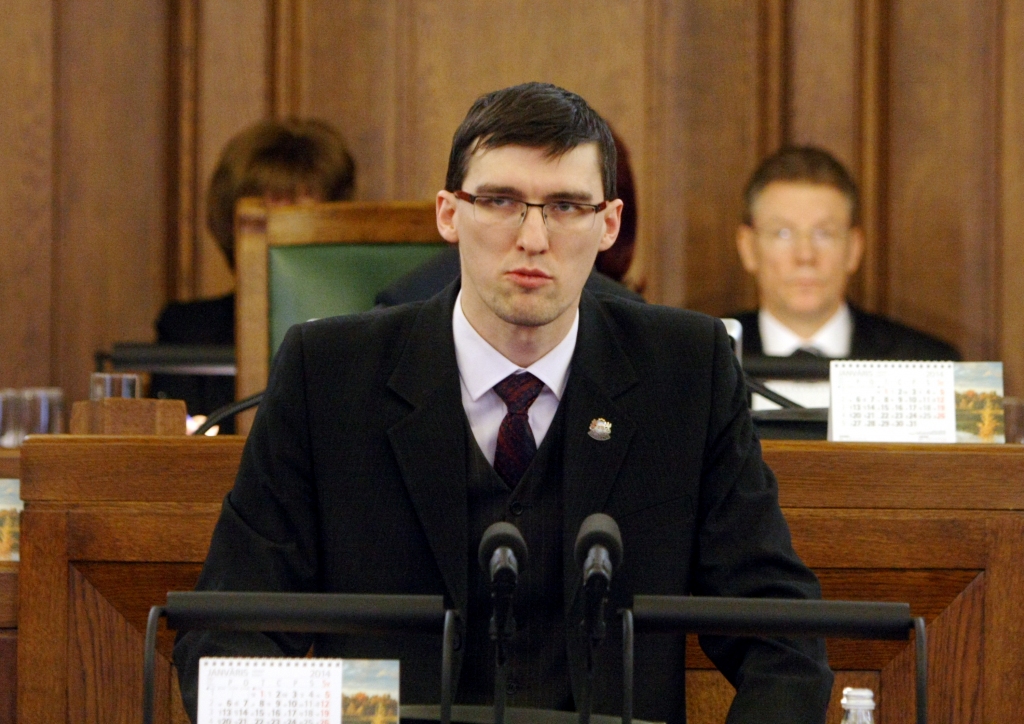 Deputatam otkon naļaun sacēt zvārastu latgaliski*, mandātu tomēr apstiprina