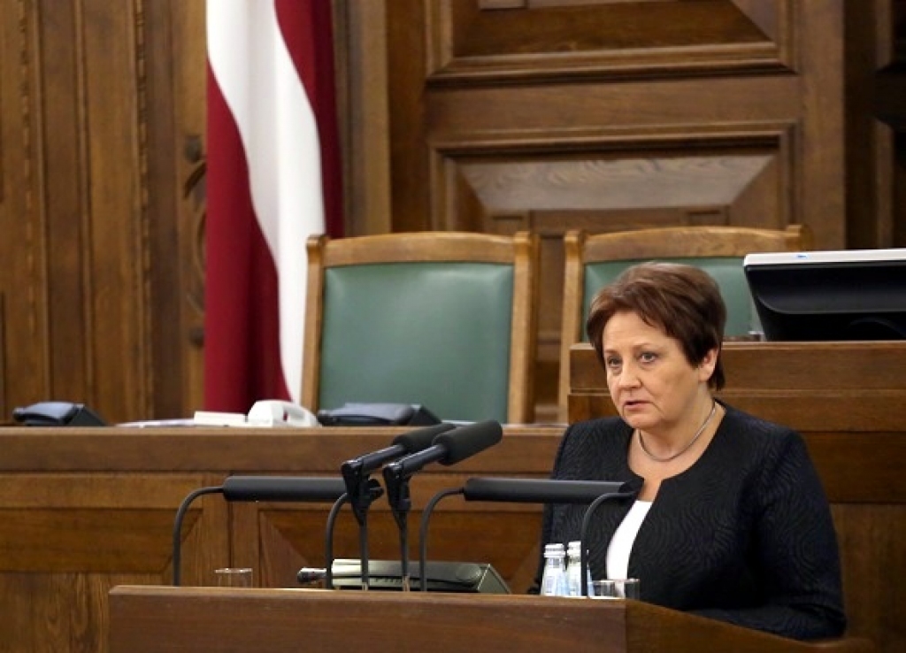 Apstiprina jauno valdību Laimdotas Straujumas vadībā