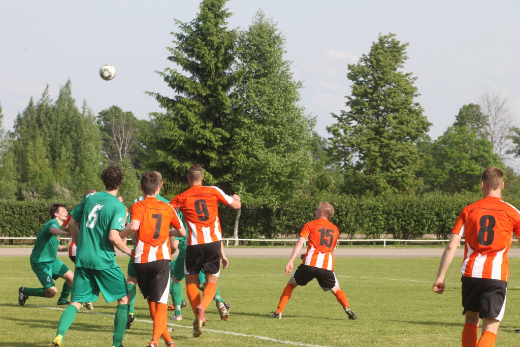 Slavē futbolu, lemj par stadionu