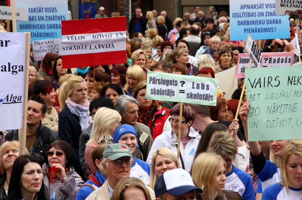 Mediķi un pedagogi kritizē valdības deklarācijas nekonkrētību; sola skaļus protestus