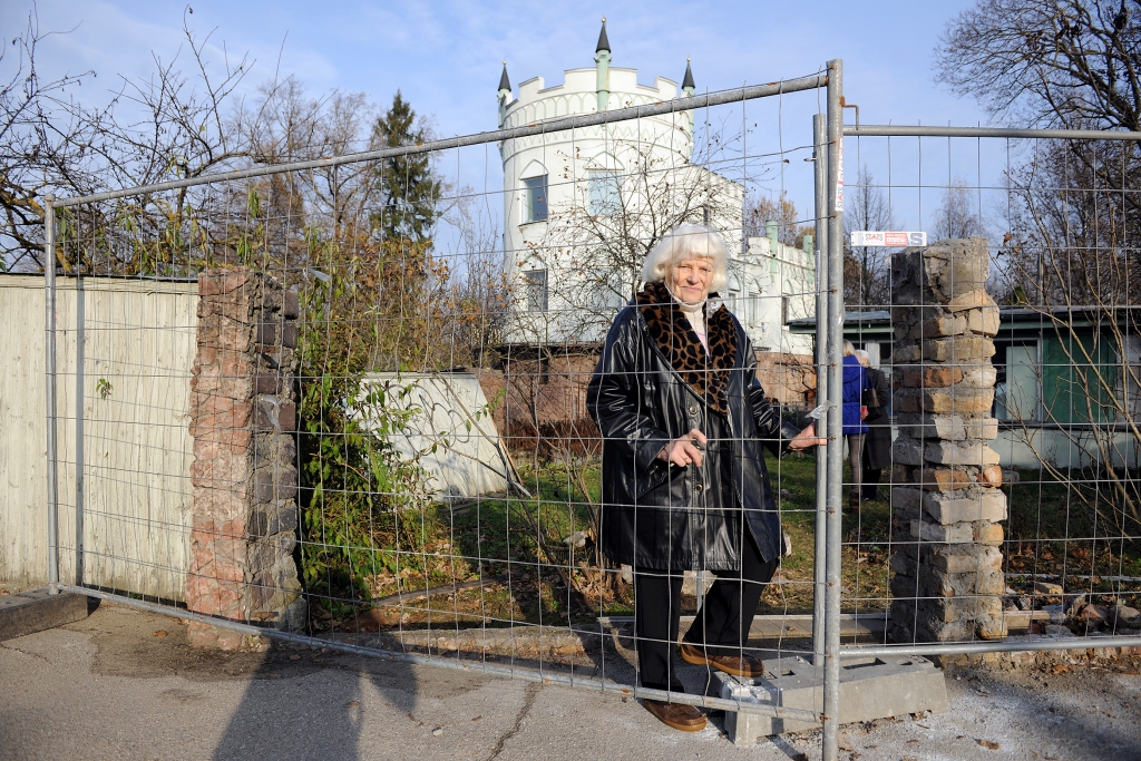 Melnā svītra Bezdelīgas ligzdā