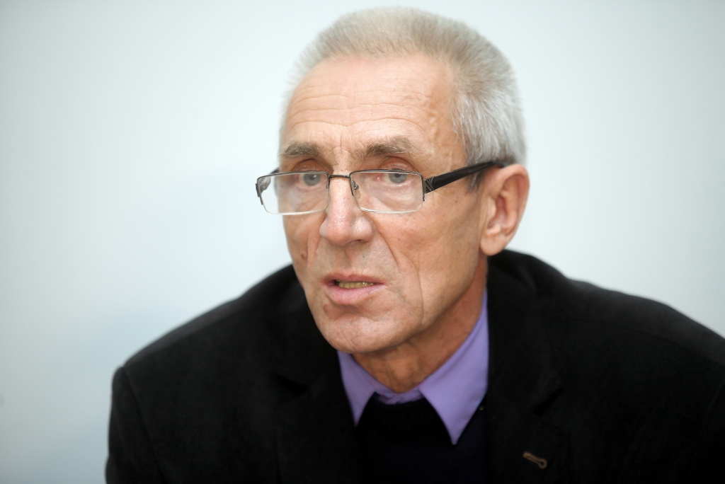 Piensaimnieki: Arvien samazinās ienākumi, jālūdz palīdzība Eiropai