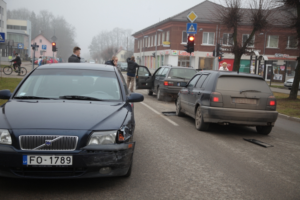 Gulbenes ielu krustojumā notiek trīs automašīnu sadursme