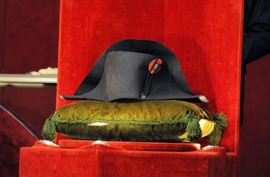 FOTO: Napoleona cepure izsolīta par 1,8 miljoniem eiro