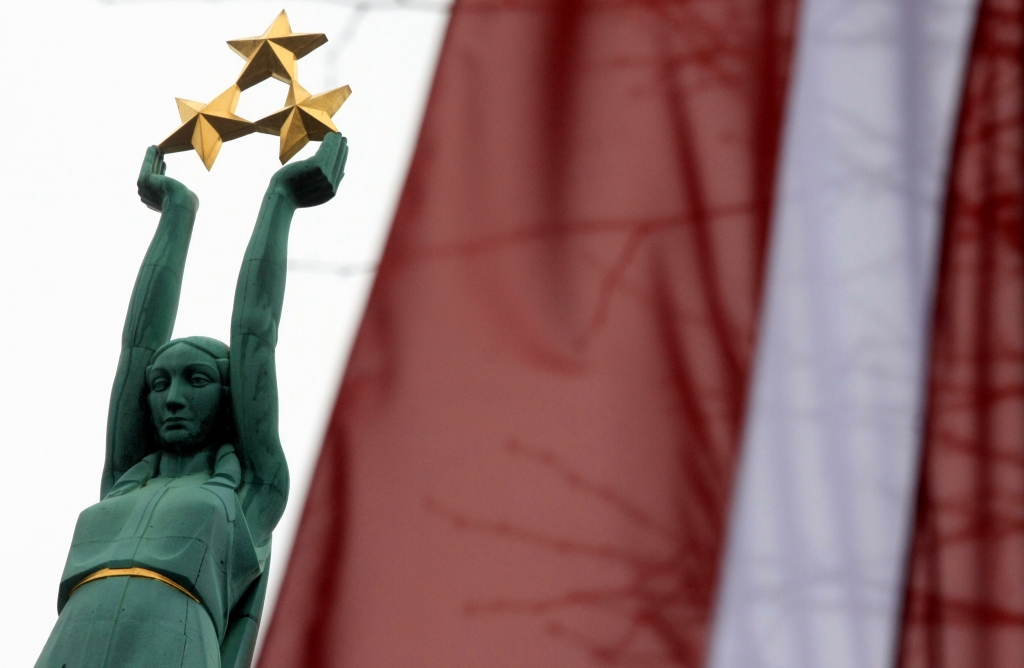FOTO: Valsts augstākās amatpersonas noliek ziedus pie Brīvības pieminekļa