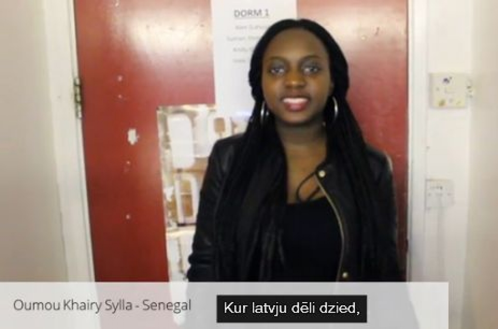 VIDEO: Studenti no visas pasaules dzied Latvijas himnu