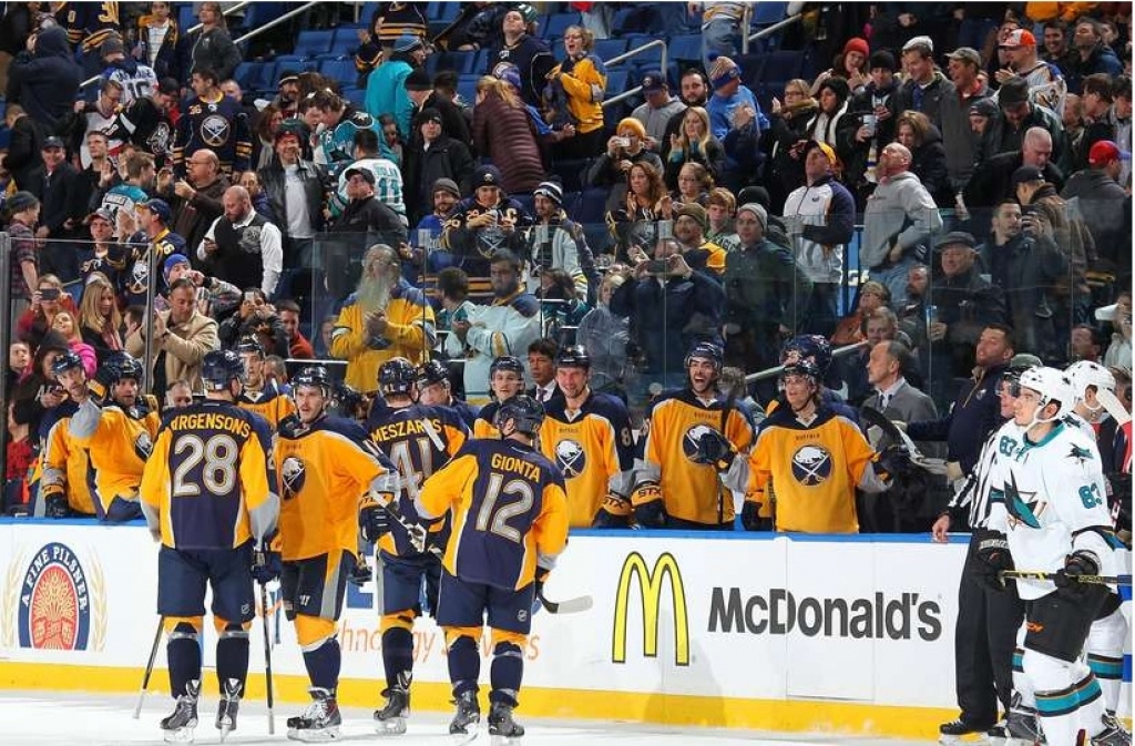 FOTO: Sabres uzvar otrreiz pēc kārtas; Irbi piesaka NHL mačam