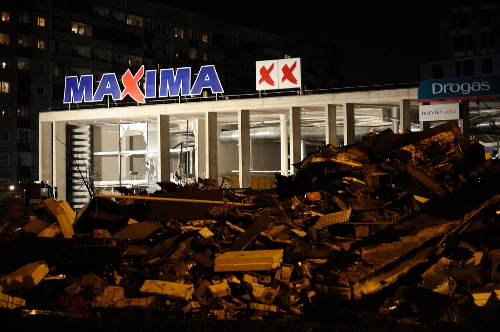 Traģēdija piebremzē būvniekus 