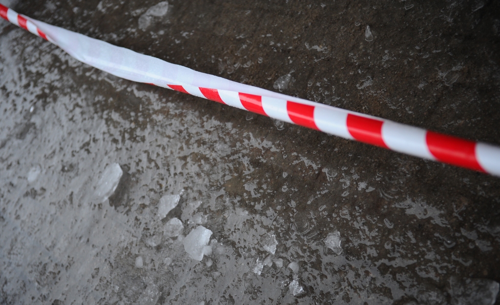 Latvijā sāk apledot autoceļi
