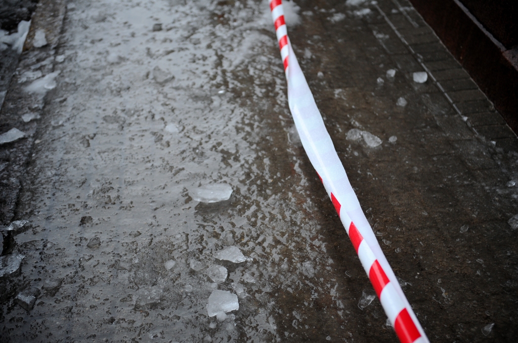 Sniegs un apledojums apgrūtina braukšanu visā Latvijā