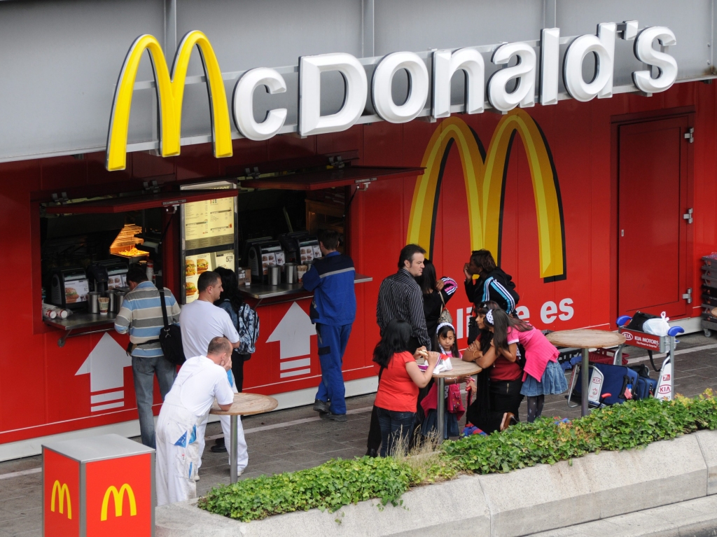 McDonald’s Latvijā plāno ieviest pašapkalpošanās ēdienu pasūtīšanas un norēķinu kioskus