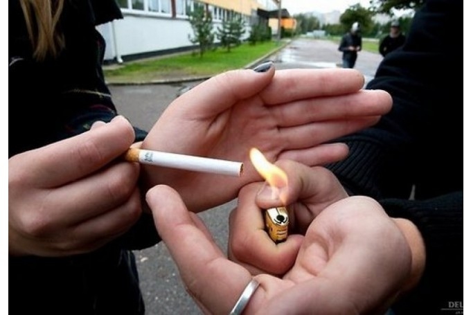 Piespriež naudas sodus par pīpēšanu un dzeršanu