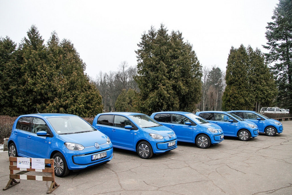 Saņemti pieci Rīgas kapsētu apsaimniekošanai paredzētie elektromobiļi 