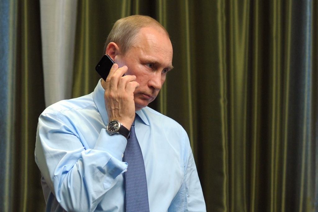 Izdevums: Putins telefonsarunā draudējis Porošenko ar uzbrukumu
