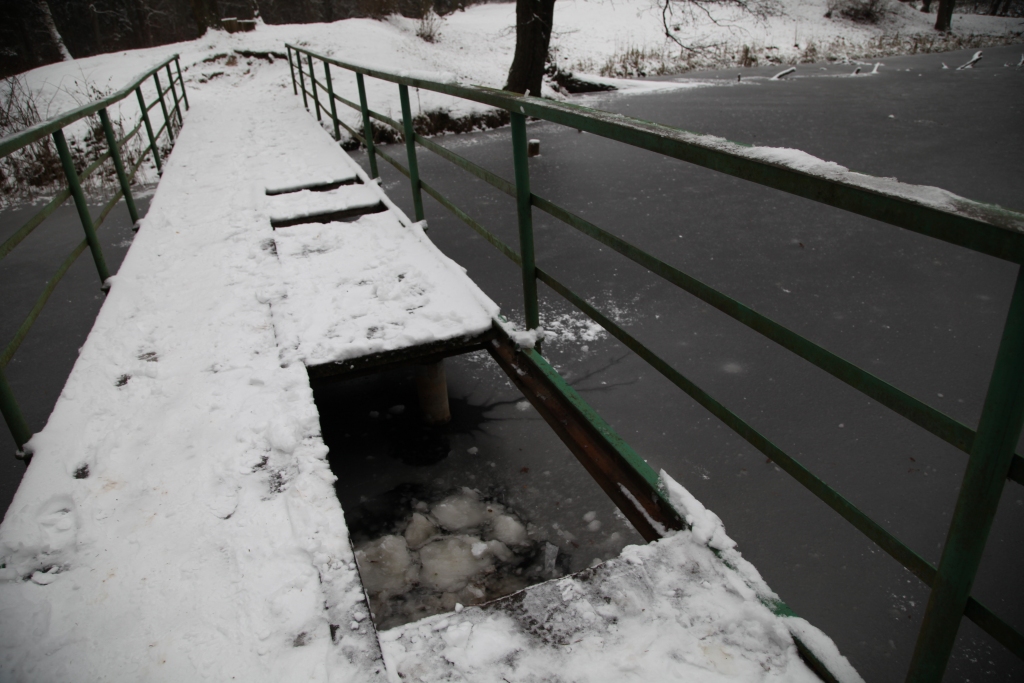 Spārītes parkā pamatīgi sabojāts tilts
