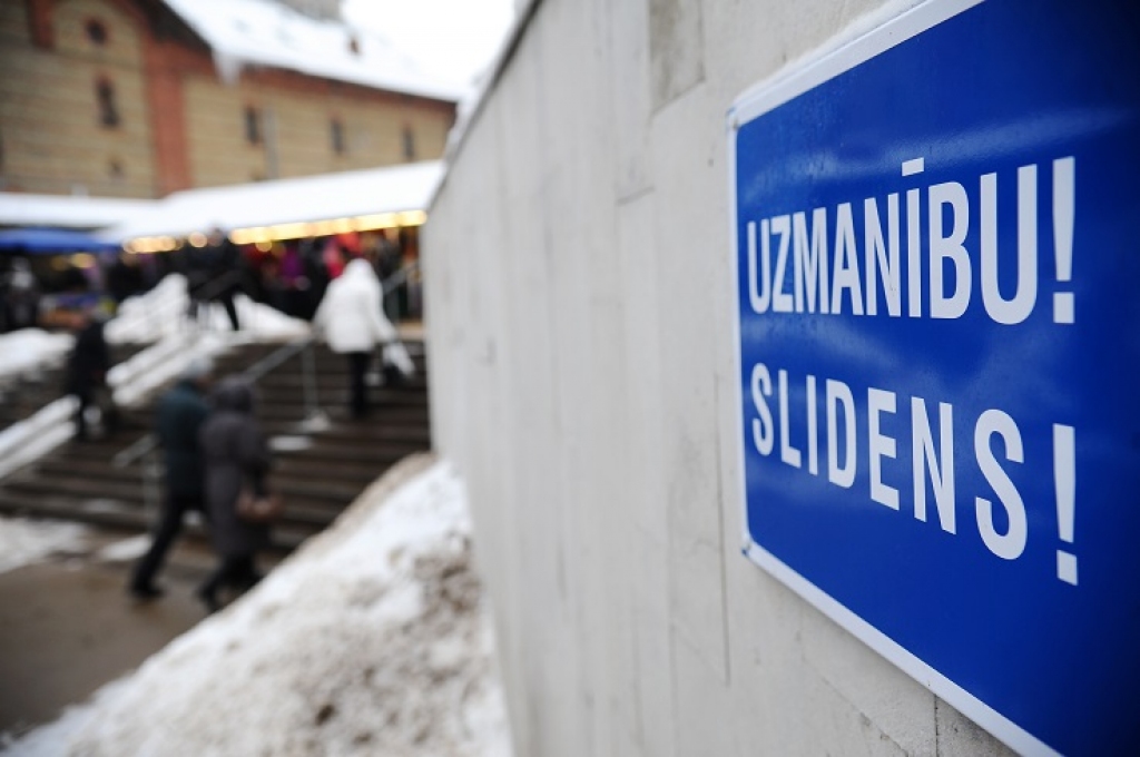 Autovadītājiem īpaši jāuzmanās - daudzviet uz ceļiem melnais ledus