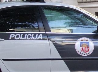 Policija uz dzīvesvietu nogādā uz ceļa gulošu iereibušu vīrieti