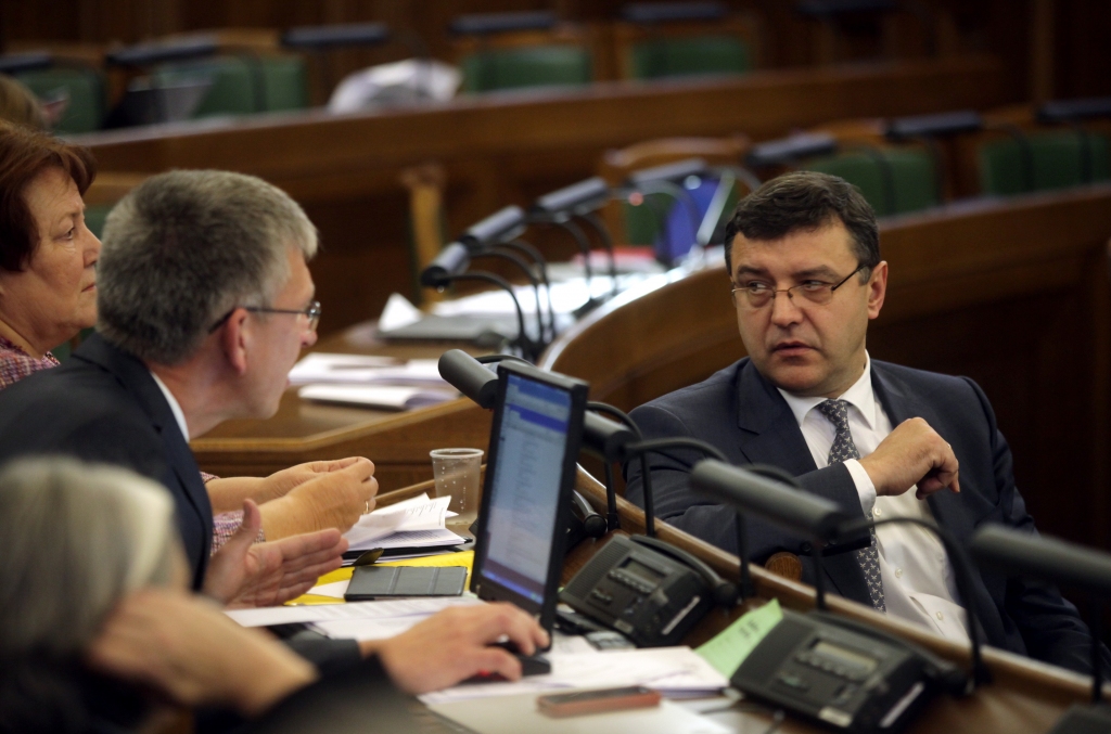 Budžetu iesniedz Saeimā; Reirs to sauc par sociālās un nacionālās drošības budžetu