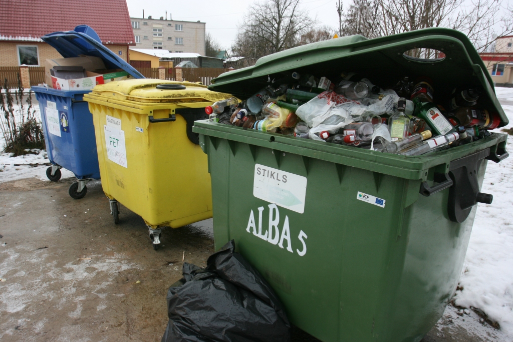 Cilvēki vairāk šķiro atkritumus