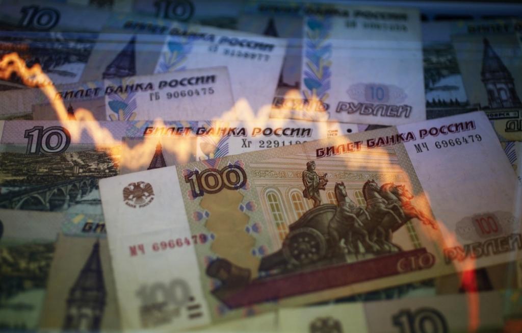 Rublis nogāžas līdz jaunai rekordzemai atzīmei