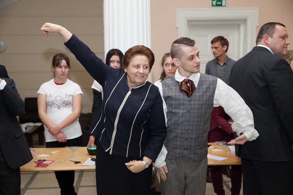 FOTO: Ministri rotā eglīti un iet rotaļās