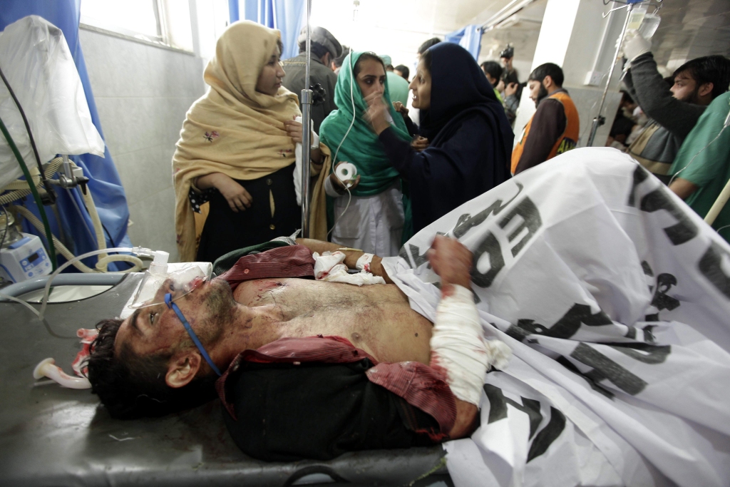 papildināts (16:34) - FOTO: Pēc talibu uzbrukuma Pakistānas skolai vismaz 130 nogalināti un 122 ievainoti