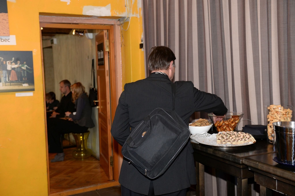 Konferenču apmeklēšana kā dzīvesveids - party bomžu otras puses stāsts