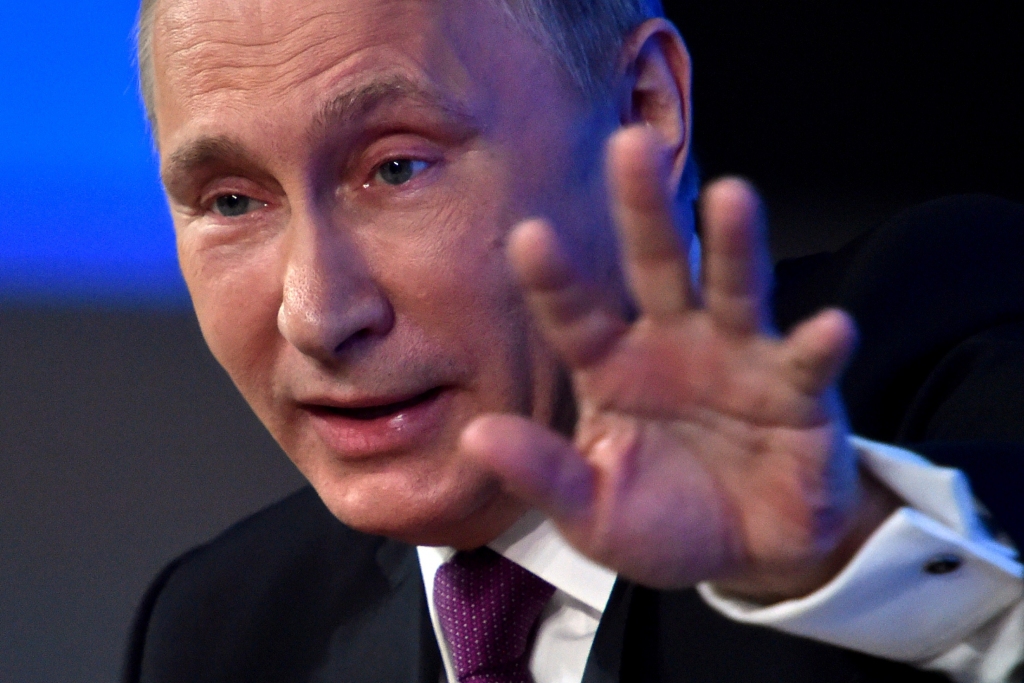 Putins: Rietumi krievu lācim grib izraut nagus un pagatavot izbāzeni