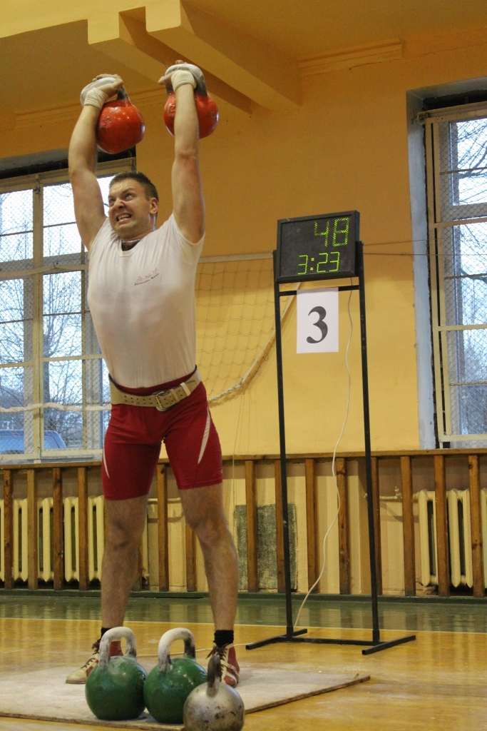 Piedalās divos Latvijas čempionātos