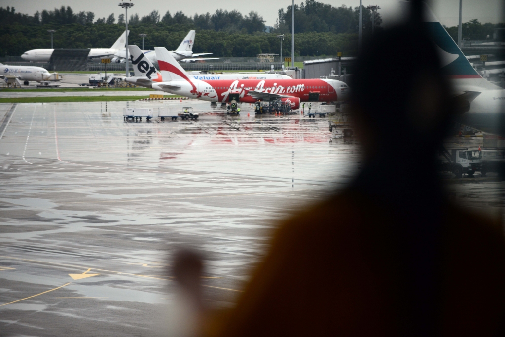 Atsākta pazudušās AirAsia lidmašīnas meklēšana