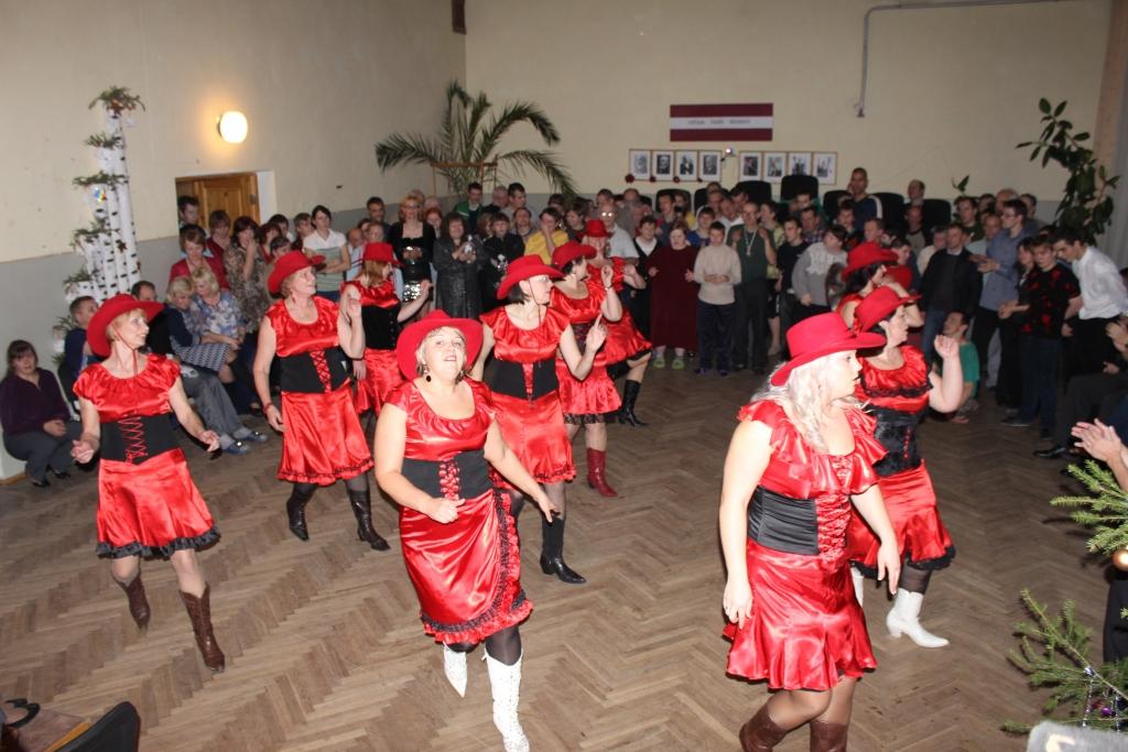 Uzdāvina dejošanas prieku