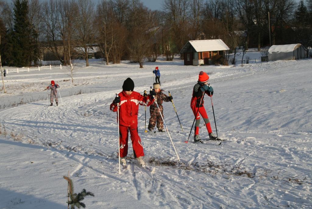 Slēpo krietns pulks bērnu