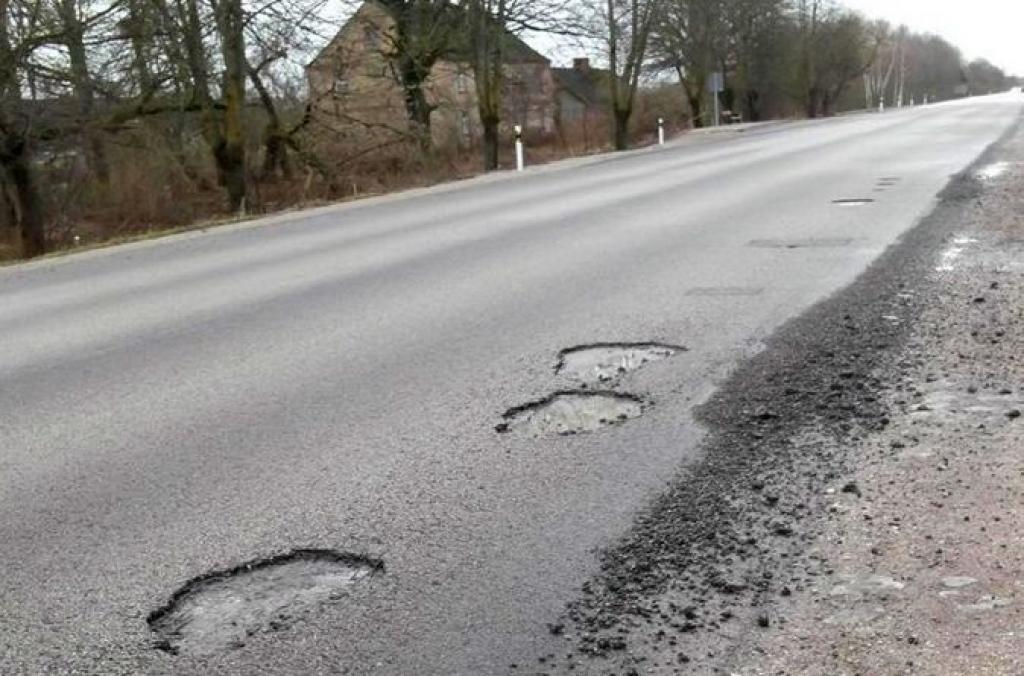 Vai sniega cilvēks izbradājis tikko remontēto Lietuvas šoseju?