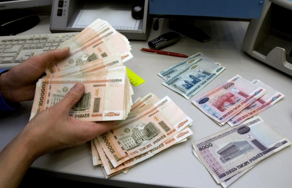 Rubļa un naftas cenas kritums iedragā NVS valstu valūtu vērtības